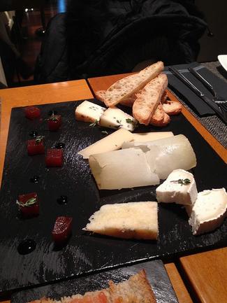 Tabla de quesos con membrillo.