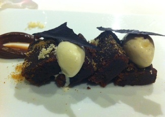 Tarta de chocolate con helado de panna cotta