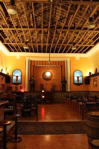 Salón interior con escenario