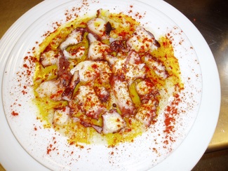 pulpo de pedreo sobre una especie de puré de patata aliñado con aove y pimentón 