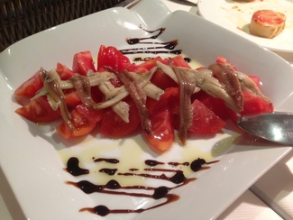 Fresco y original mezclando anchoa y boquerón.