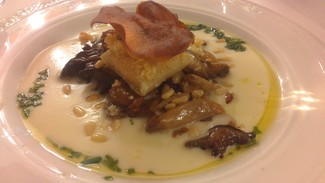 Hongos y ravioli de yema