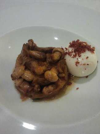 Guiso de perretxicos con huevo mollet