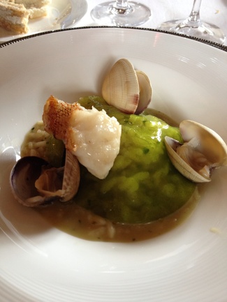 Arroz caldoso con almejas y velo de perejil