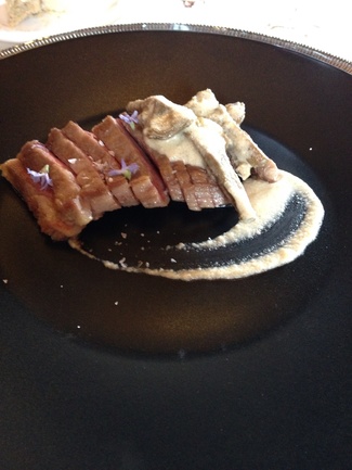 Secreto con alcachofas y crema de almendras