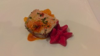 Foie con crema de remolacha.