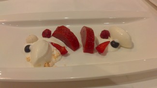 Fresas y helado de queso.