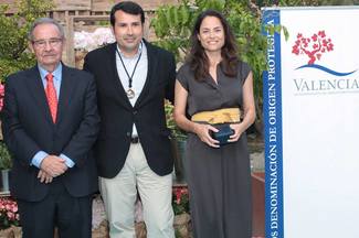 Pablo Ossorio recibe la Medalla al Mérito Vitivinícola de manos de la DOP Valencia