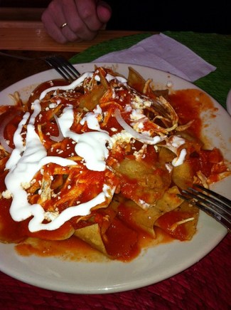 Desayunos mexicanos: huevos, chilaquiles y frijoles refritos