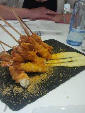Langostinos en tempura con salsa de curry
