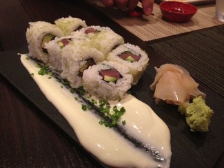 Uramaki de atún y aguacate con huevas