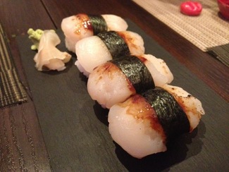 Niguiri de vieira caramelizada