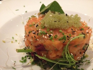 Tartar de salmón, huevas y wasabi