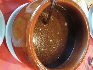 Alubias rojas de de tolosa acompañadas de morcilla con berza y guindillas