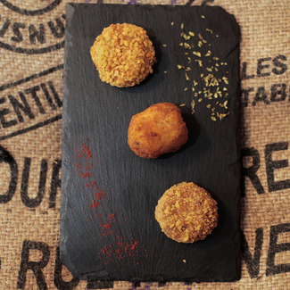 Croqueta de jamón de Aragón, de morcilla con manzana y cuatro setas