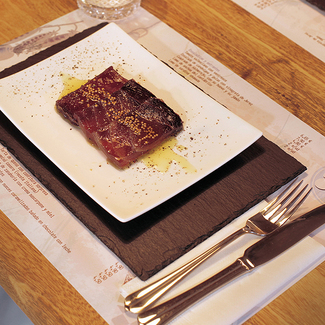 Atún marinado con granos de pimienta y mostaza