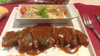 Solomillo de cerdo y ensaladilla