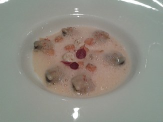 Berberechos sobre panna cotta de almendras y espuma de melón