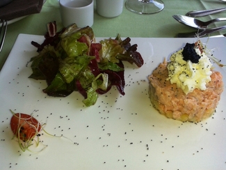 Puré de patatas con aceite de oliva, salmón marinado y crema de aceite de nuez