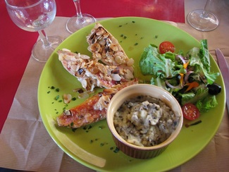 Salmonetes con puré de patatas y algas