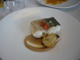 Merluza con berenjena a la llama