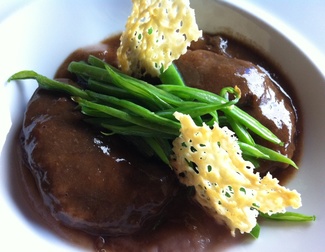 Carrilleras de Cerdo Ibérico en su Jugo con Tirabeques, Crujientes de Queso y Crema de Castañas