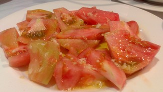 Tomate con aliño especial.