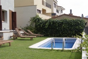 La piscina debe tener un par de metros de largo.