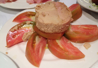 Tronco de atún con tomate