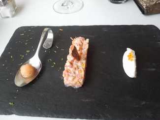 Sorbete de tomate, tartar de trucha y mousse de coco con huevas de trucha