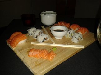 Niguiris de pescado azul, melaza de soja y miel; California Rolls; Sashimi de salmón con vinagreta de jengibre y guindilla