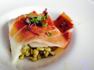 Huevo a baja temperatura con habitas y jamón