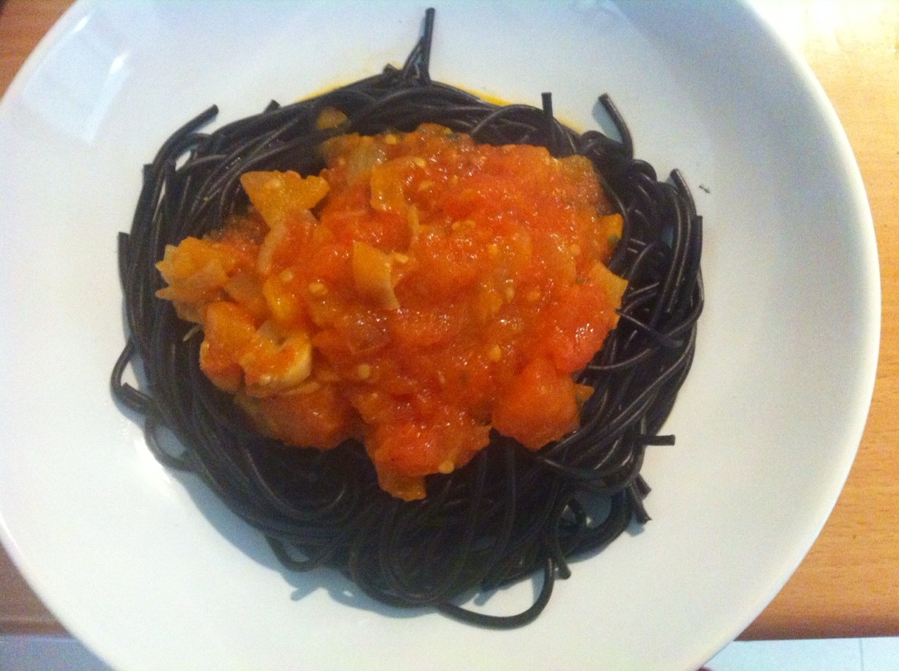 Spaguetti al nero di sepia con salsa brava