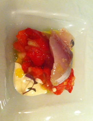 Ensalada de pimiento con ajo blanco y chicharro marinado en casa