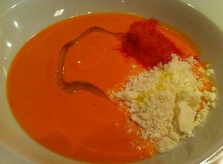 Crema de tomate con granizado de queso