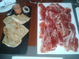 Jamón de guijuelo, tomate y pan de cristal