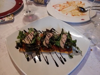 Coca de verduras asadas con foie