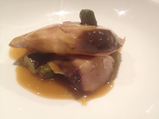 Bonito con salsa de manitas de cerdo y puerro joven