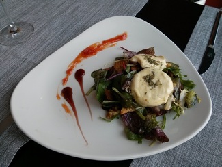 Ensalada de queso de cabra de Zueros y brotes tiernos