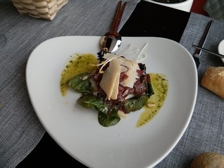 Carpaccio de Solomillo de Ternera en Milhojas de Parmesano y brotes tiernos