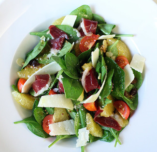 ensalada de espinaca fresca jamón y pato