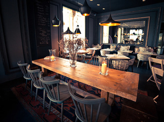 Justo cenamos en la mesa grande que aparece en primer plano.