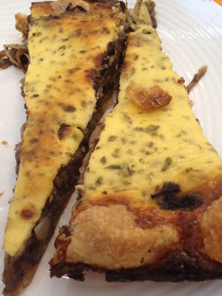 Coca de morcilla y cebolla