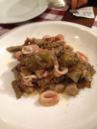 Alcachofas con sepia, buenísimo plato.