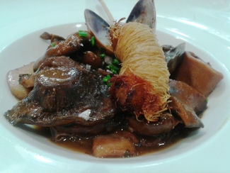 Salteado de Calamarcitos con Níscalos, Higos, Almejas y Kataifi de Langostinos al curri. Restaurant El Terrat de Tarragona