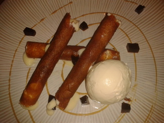 Canutillos rellenos de crema, con  helado y gelatina de PX