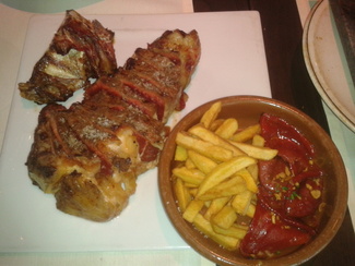 Chuleton con patatas y pimientos