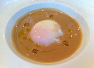 Huevo de caserío con crema de hongos