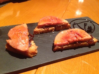La tapita de foie con cebolla caramelizada.