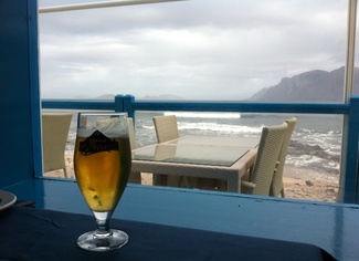 Mesa junto a las ventanas que dan al mar